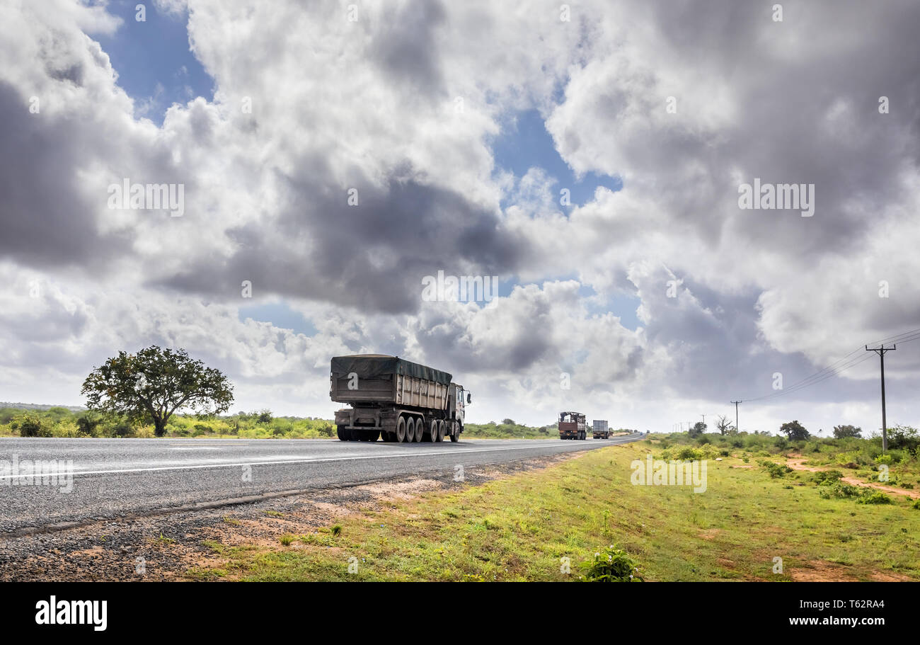 Autostrada africana da Mombasa a Nairobi in Kenya, dritta strada asfaltata e la pianura circostante Foto Stock