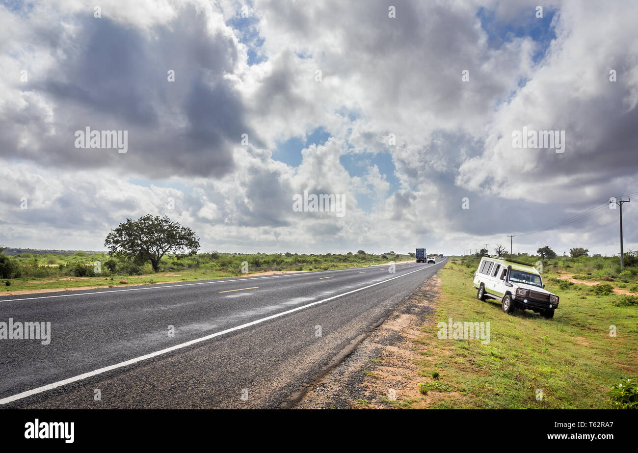 Autostrada africana da Mombasa a Nairobi in Kenya, dritta strada asfaltata e la pianura circostante Foto Stock
