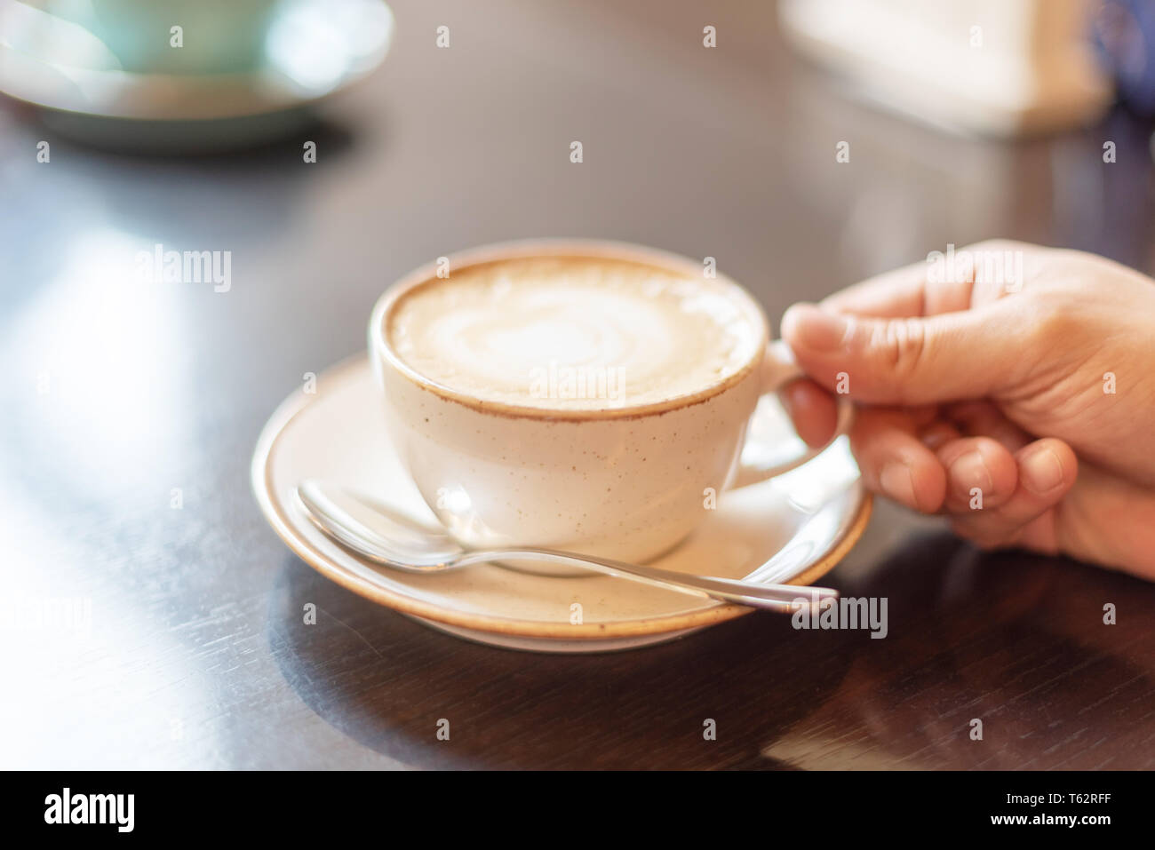 Un uomo beve caffè per la prima colazione Foto Stock