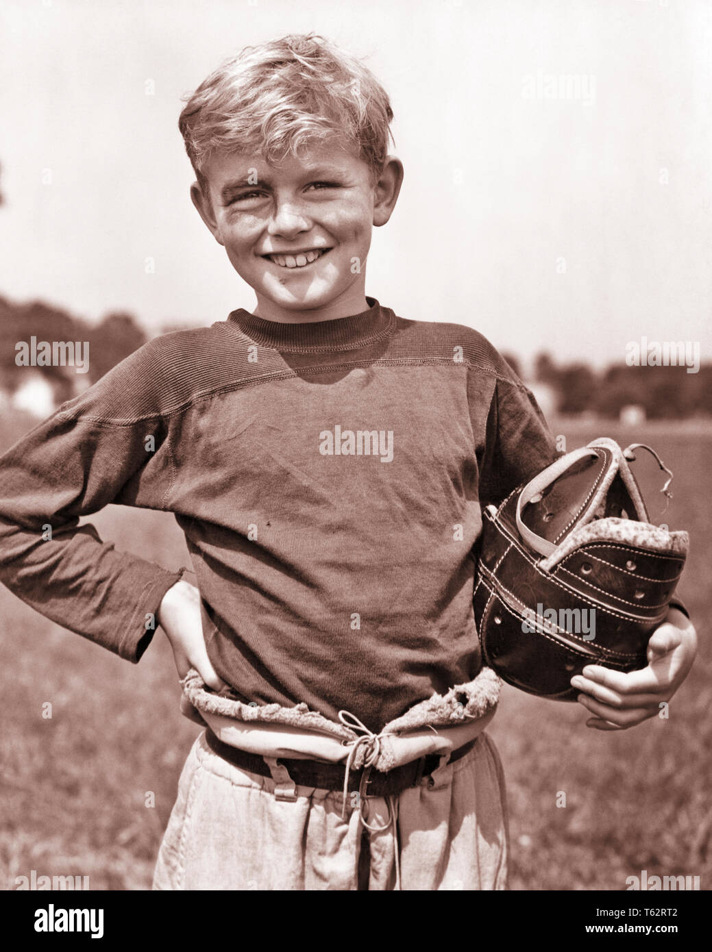 1930 BIONDA SORRIDENTE PRETEEN BOY con occhio nero indossato da indossare uniformi di calcio Azienda Cuoio casco in piedi che guarda in telecamera - b6055 HAR001 HARS FITNESS viso giovanile bionda sano equilibrio sicurezza del lavoro di squadra concorrenza atleta lieta gioia LIFESTYLE SODDISFAZIONE CELEBRAZIONE SALUBRITÀ RURALE DI ATLETICA LEGGERA spazio copia di metà lunghezza fisica maschi rischio atletico espressioni di spiritualità B&W IL CONTATTO CON GLI OCCHI LA FELICITÀ DI ATTIVITÀ FISICA forza allegro coraggio emozione la leadership di ricreazione sentimento di orgoglio PRETEEN sorrisi occhio nero atleti concettuale la flessibilità dei muscoli gioiosa emozione ed elegante Foto Stock 1930 BIONDA SORRIDENTE PRETEEN BOY con occhio nero indossato da indossare uniformi di calcio Azienda Cuoio casco in piedi che guarda in telecamera - b6055 HAR001 HARS FITNESS viso giovanile bionda sano equilibrio sicurezza del lavoro di squadra concorrenza atleta lieta gioia LIFESTYLE SODDISFAZIONE CELEBRAZIONE SALUBRITÀ RURALE DI ATLETICA LEGGERA spazio copia di metà lunghezza fisica maschi rischio atletico espressioni di spiritualità B&W IL CONTATTO CON GLI OCCHI LA FELICITÀ DI ATTIVITÀ FISICA forza allegro coraggio emozione la leadership di ricreazione sentimento di orgoglio PRETEEN sorrisi occhio nero atleti concettuale la flessibilità dei muscoli gioiosa emozione ed elegante Foto Stock