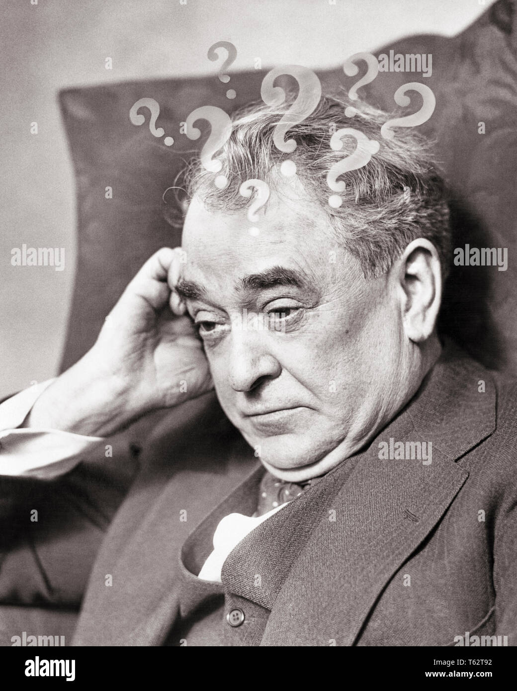 1930s perplesso uomo anziano chiedersi perplesso l'espressione del viso con un punto interrogativo sopra la sua testa - c5145 HAR001 HARS ELDER STUDIO SHOT MOODY DECISIONE HOME VITA spazio copia persone maschi sulle espressioni turbato padri di mezza età B&W perplesso tristezza uomo di mezza età chiedo di testa e spalle le sue domande a scelta DADS composito questione umore anziani ponderando indecisione GLUM concettuale curioso contemplare miserabile chiedendo in bianco e nero di etnia caucasica HAR001 segna in vecchio stile incerta Foto Stock