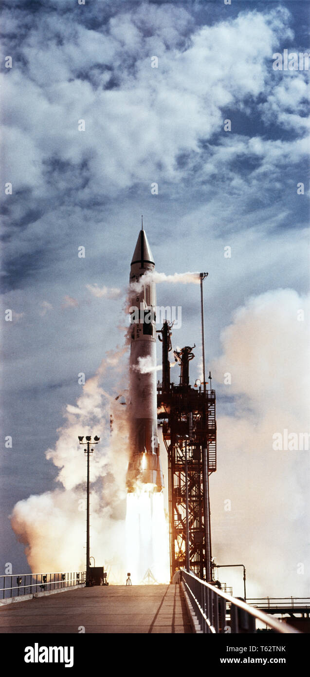 Anni sessanta ATLAS CENTAUR ACIII MISSLE ROCKET SOLLEVARE dalla NASA LAUNCH PAD - ka1253 HAR001 HARS in vecchio stile Foto Stock