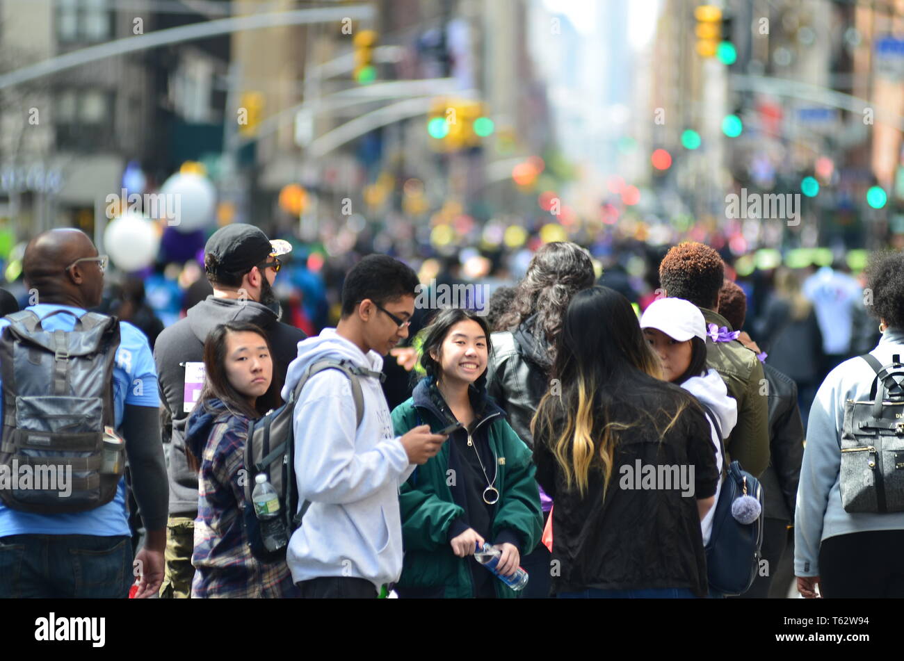 Gli studenti partecipanti visto durante il mese di marzo. 81St annuale marzo degli spiccioli, a marzo per i bambini a sostegno di una sana per mamme e bimbi forte. Il mese di marzo è stato lungo la Lexington Avenue in New York City. Foto Stock