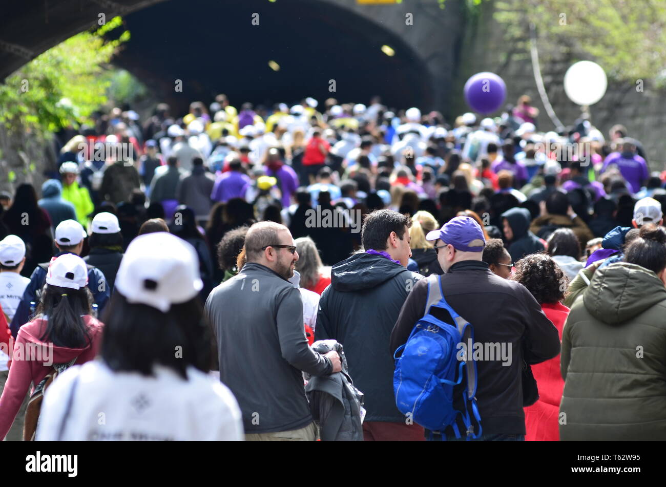 Migliaia di persone hanno visto in marcia durante il mese di marzo. 81St annuale marzo degli spiccioli, a marzo per i bambini a sostegno di una sana per mamme e bimbi forte. Il mese di marzo è stato lungo la Lexington Avenue in New York City. Foto Stock