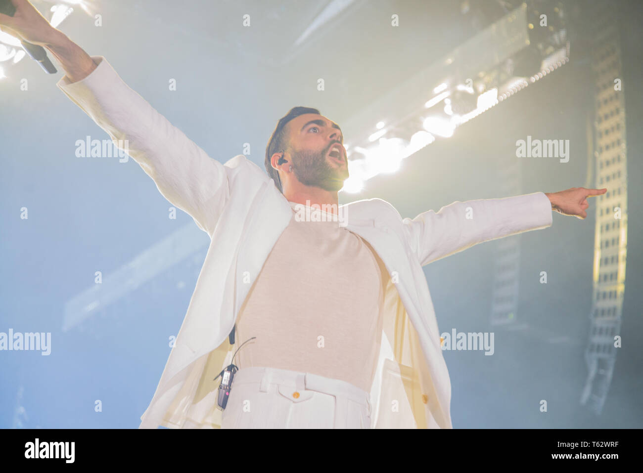 Marco Mengoni visto suonare dal vivo sul palco della Pala Alpitour a Torino durante il suo Tour Atlantico 2019. Foto Stock