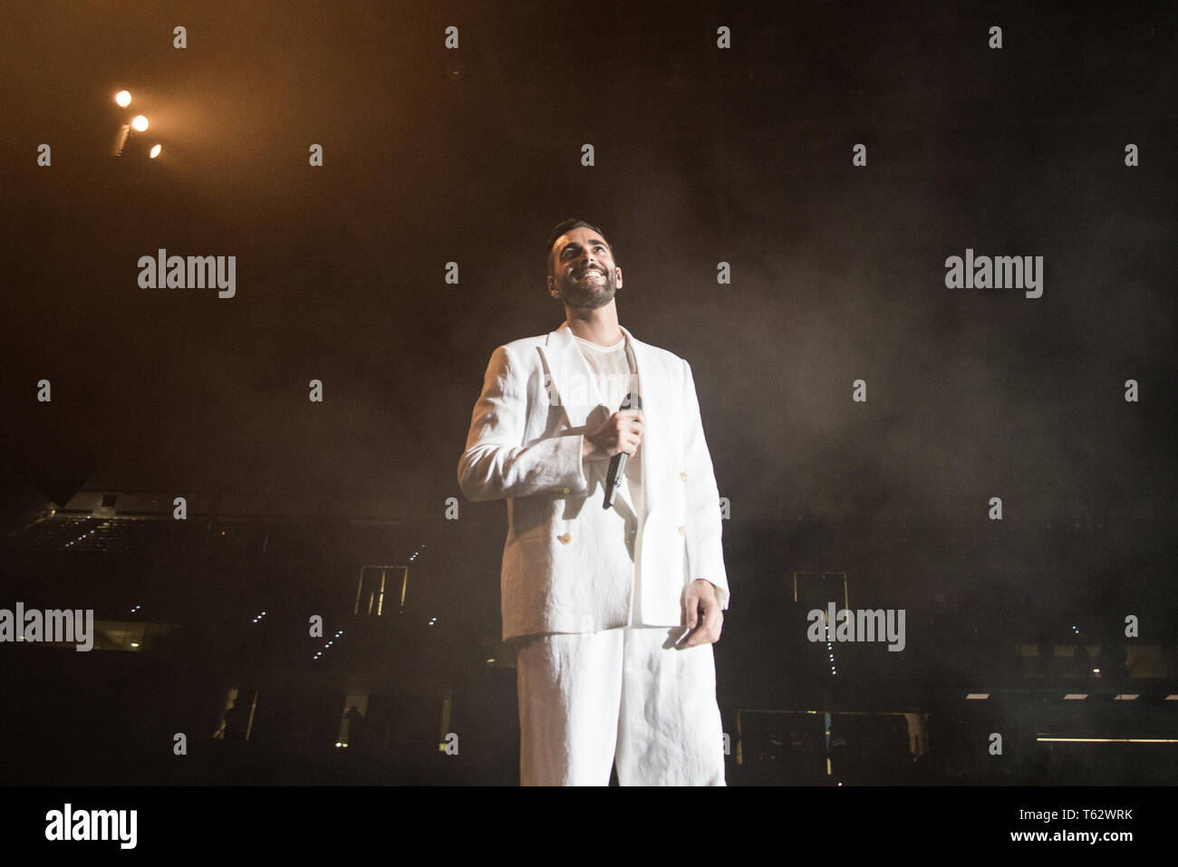 Marco Mengoni visto suonare dal vivo sul palco della Pala Alpitour a Torino durante il suo Tour Atlantico 2019. Foto Stock