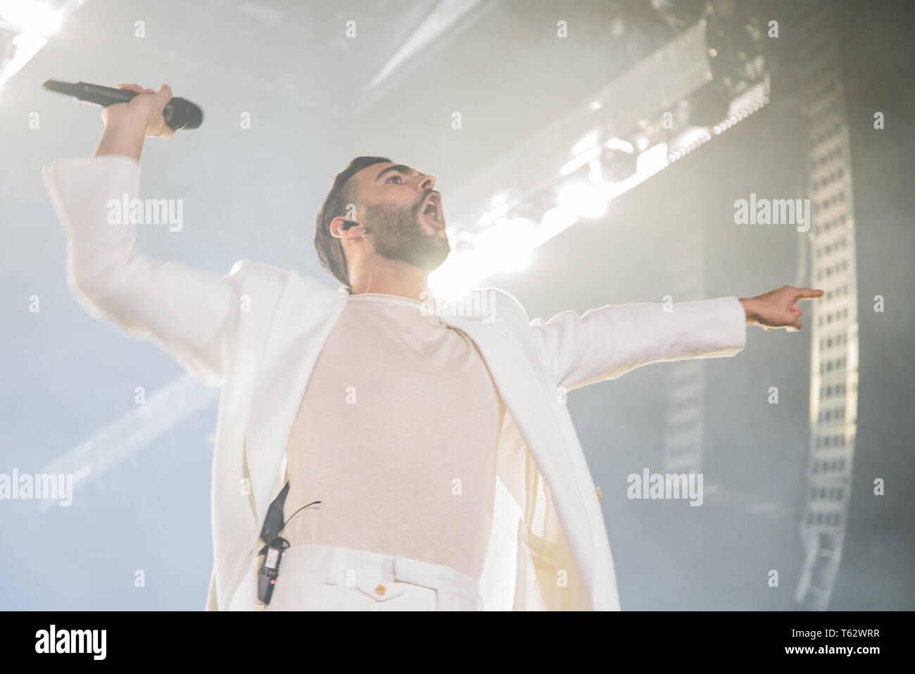 Marco Mengoni visto suonare dal vivo sul palco della Pala Alpitour a Torino durante il suo Tour Atlantico 2019. Foto Stock