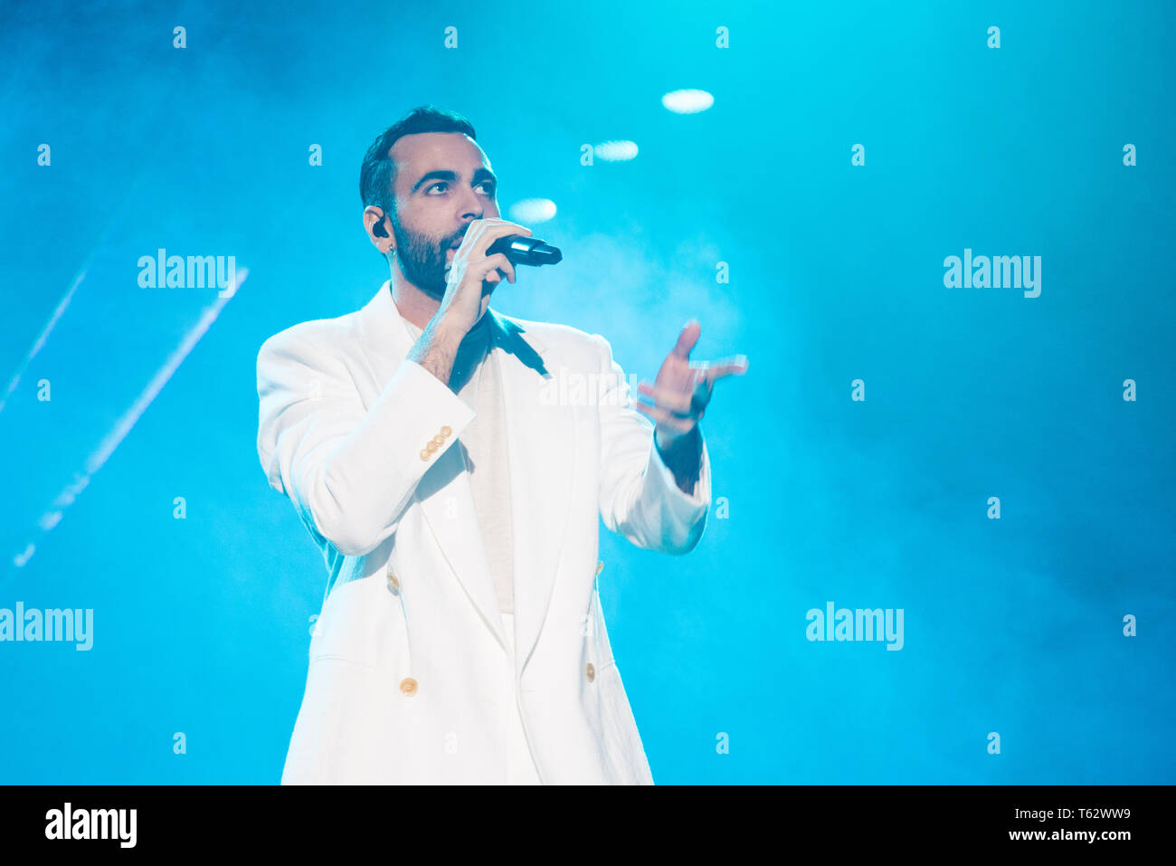 Marco Mengoni visto suonare dal vivo sul palco della Pala Alpitour a Torino durante il suo Tour Atlantico 2019. Foto Stock