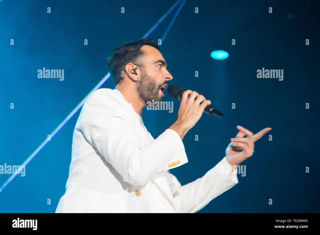 Marco Mengoni visto suonare dal vivo sul palco della Pala Alpitour a Torino durante il suo Tour Atlantico 2019. Foto Stock