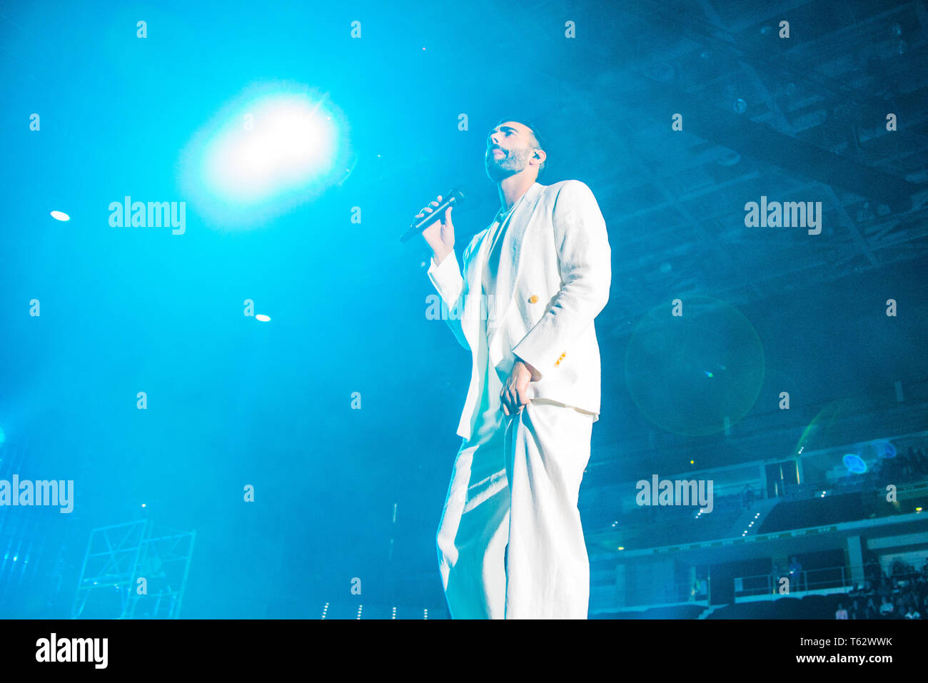 Marco Mengoni visto suonare dal vivo sul palco della Pala Alpitour a Torino durante il suo Tour Atlantico 2019. Foto Stock