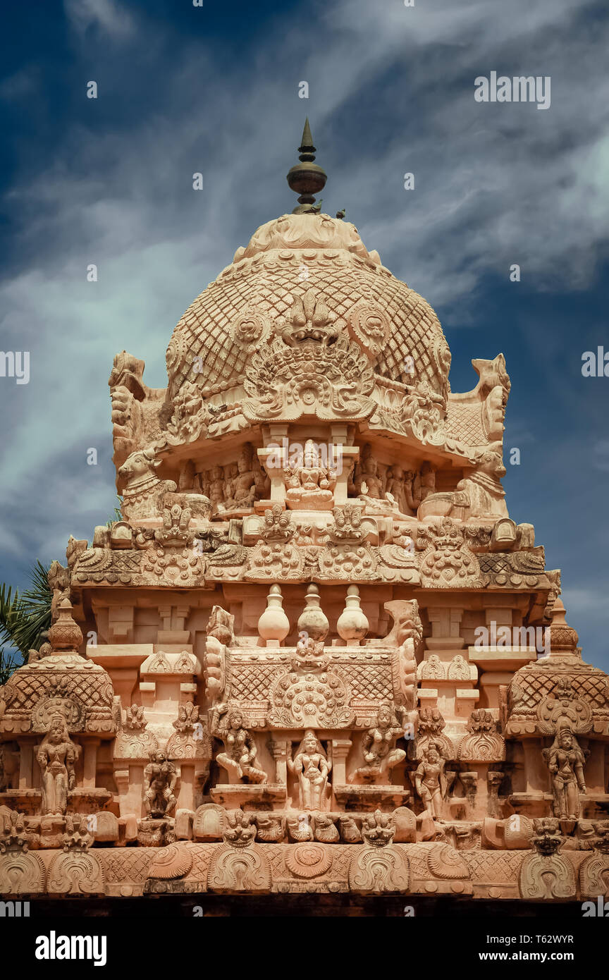 Gangaikonda Cholapuram Tempio oltre il cielo blu. Grande architettura del tempio indù dedicato a Shiva. India del sud, Tamil Nadu, Thanjavur (Trichy) Foto Stock