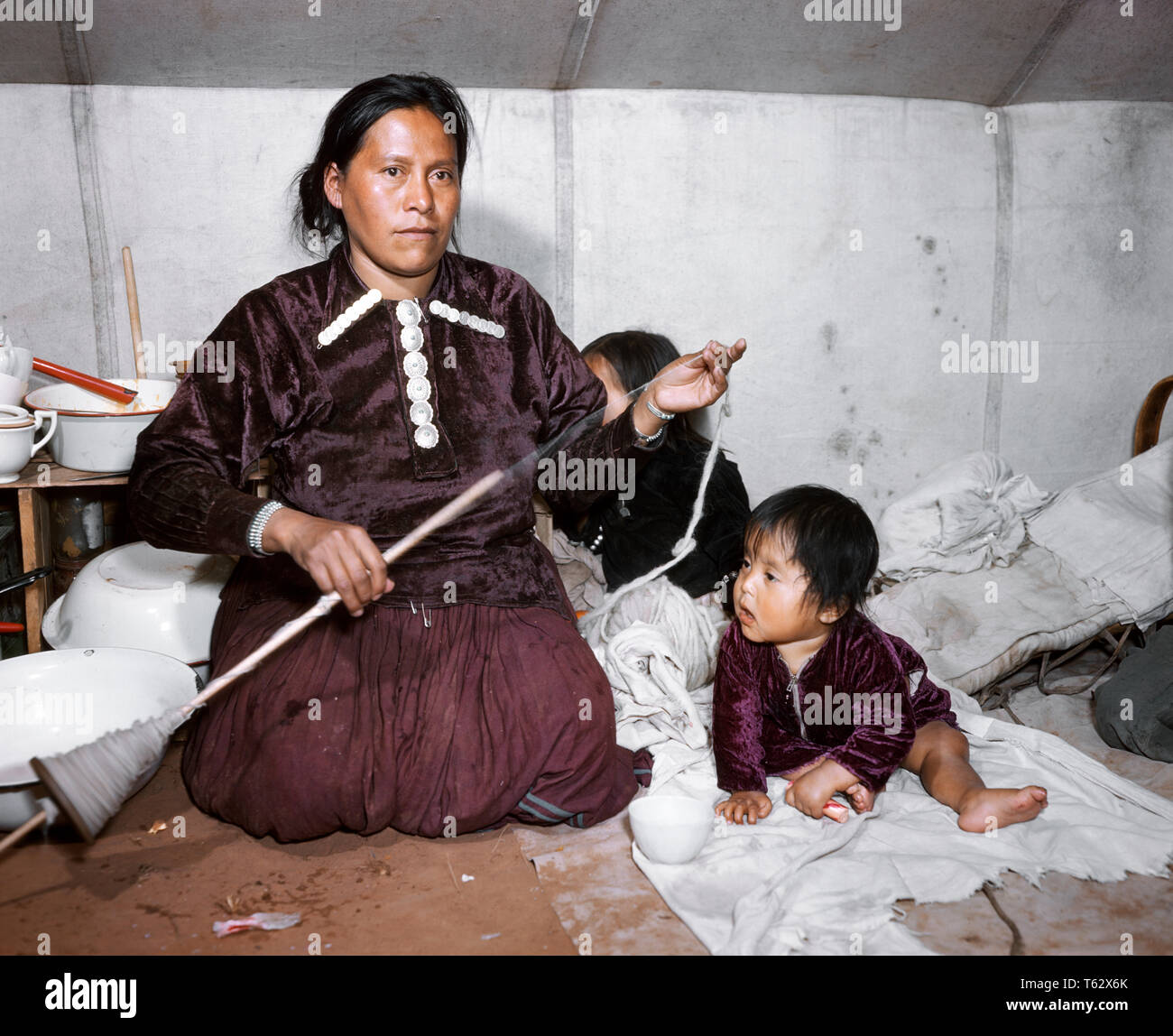 Anni Cinquanta nativo americano Indiano Navajo donna madre con due