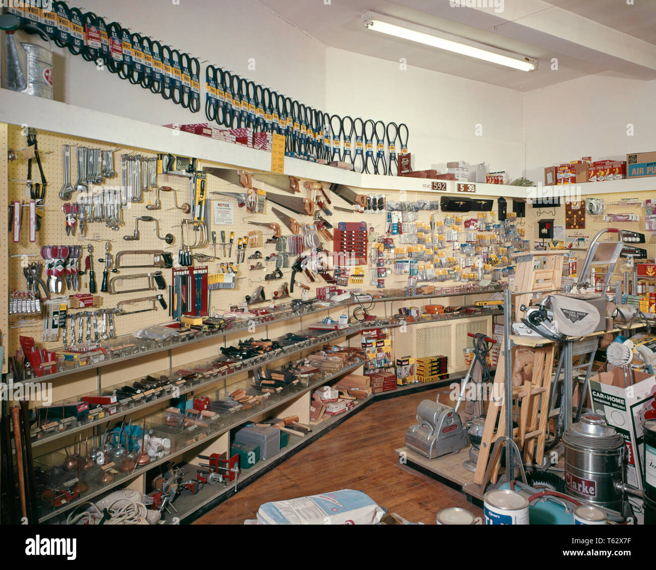 Anni sessanta anni settanta interno di Retail Store hardware fornito dal pavimento al soffitto con la mano e Power Tools - ki716 HAR001 passatempo HARS PIACERE DI sulle occupazioni hardware ancora concettuale la vita elegante supporto rifornito DIY creatività da pavimento a soffitto home improvement relax divertimento amatoriale HAR001 in vecchio stile Foto Stock