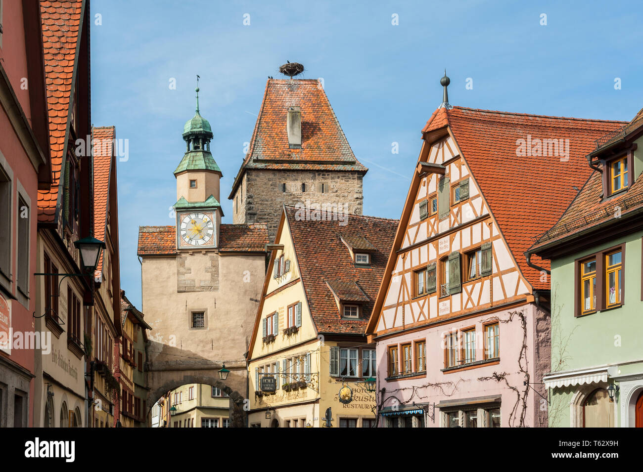 Markus Torre (Markusturm) e le tradizionali case tedesche sulla Rodergasse street, Rothenburg ob der Tauber, Germania Foto Stock