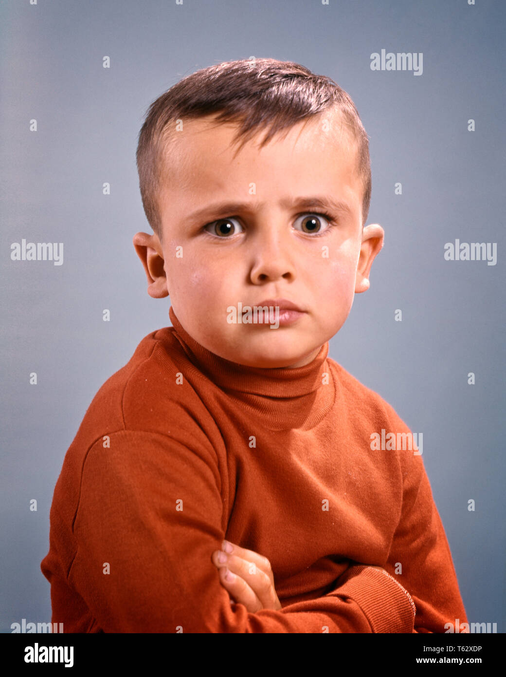 Anni sessanta ritratto ragazzo con ANGRY MAD disgustato espressione facciale STARING GUARDANDO TELECAMERA - kj4185 HAR001 HARS DISGUSTATO STARING esterno umore infastidito concettuale incentrato il novellame miserabile etnia caucasica ORINATO HAR001 in vecchio stile Foto Stock