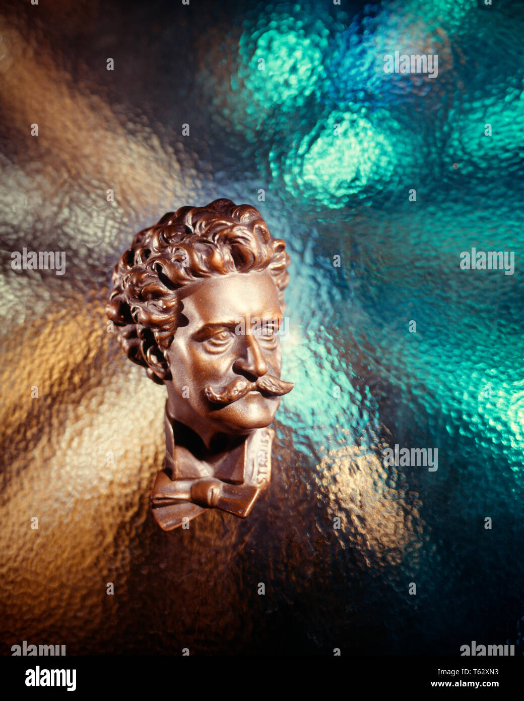 1800s Johann Strauss busto in bronzo di valzer austriaco re compositore di 500 valzer e polke è possibile vedere sfilare le quadriglie sfondo grafico - km3979 PHT001 HARS dance music animatori musicisti Strauss Vienna valzer viennese di bronzo etnia caucasica in vecchio stile Foto Stock