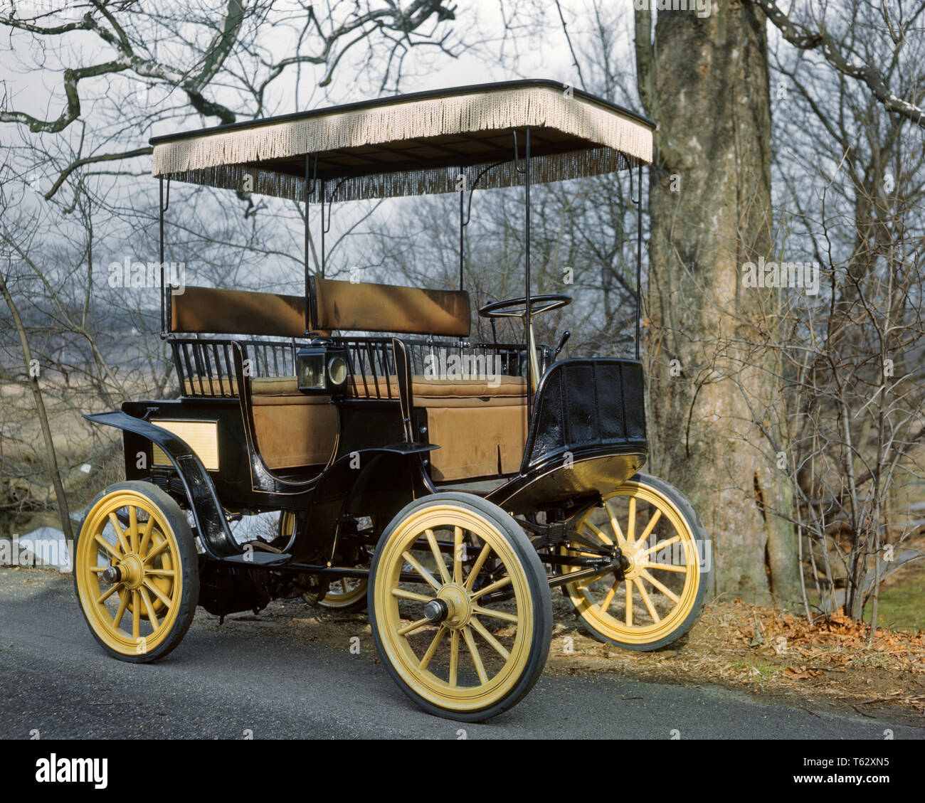 1900s 1910s antichi CARRELLO HORSELESS oro e nero con frangia SULLA PARTE SUPERIORE - km4611 DEL001 HARS in vecchio stile Foto Stock