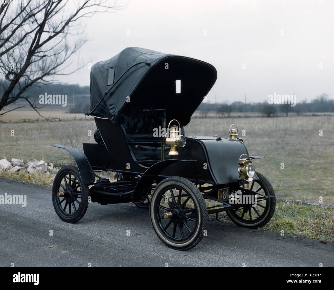 1900s 1910s antichi CARRELLO HORSELESS NERO CON LANDAU CAPOTE - km4613 DEL001 HARS in vecchio stile Foto Stock