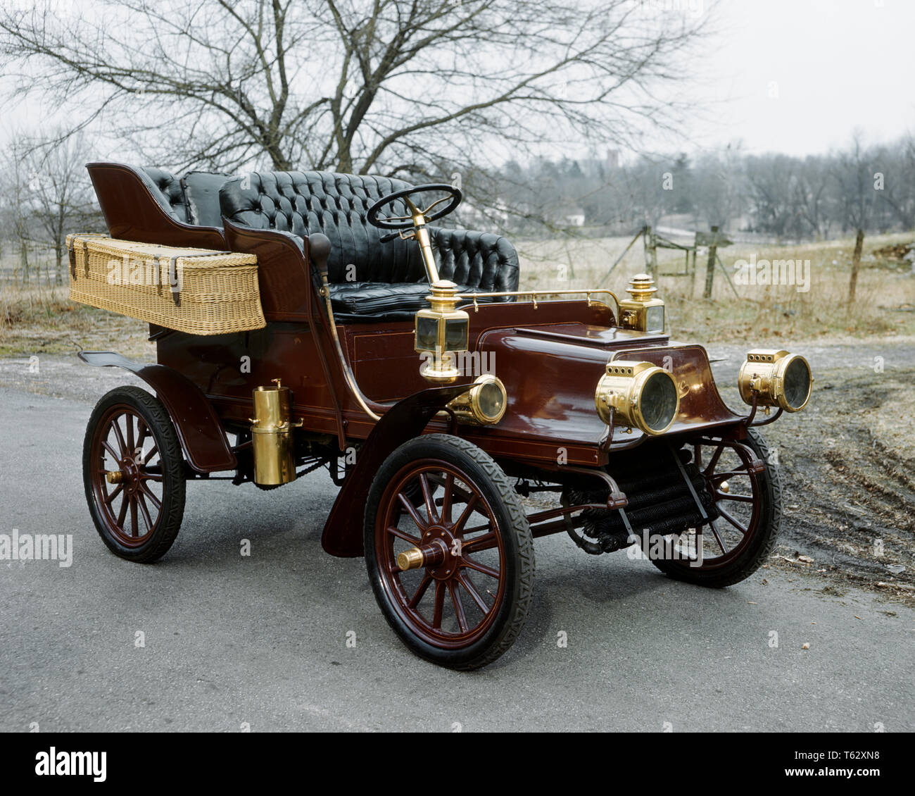 1900s 1910s antichi CARRELLO HORSELESS marrone rossiccio con tessuto di vimini trunk laterali ceste rifiniture in ottone lanterne - km4614 DEL001 lanterne HARS TESSUTO MARRONE ROSSICCIO in vecchio stile Foto Stock