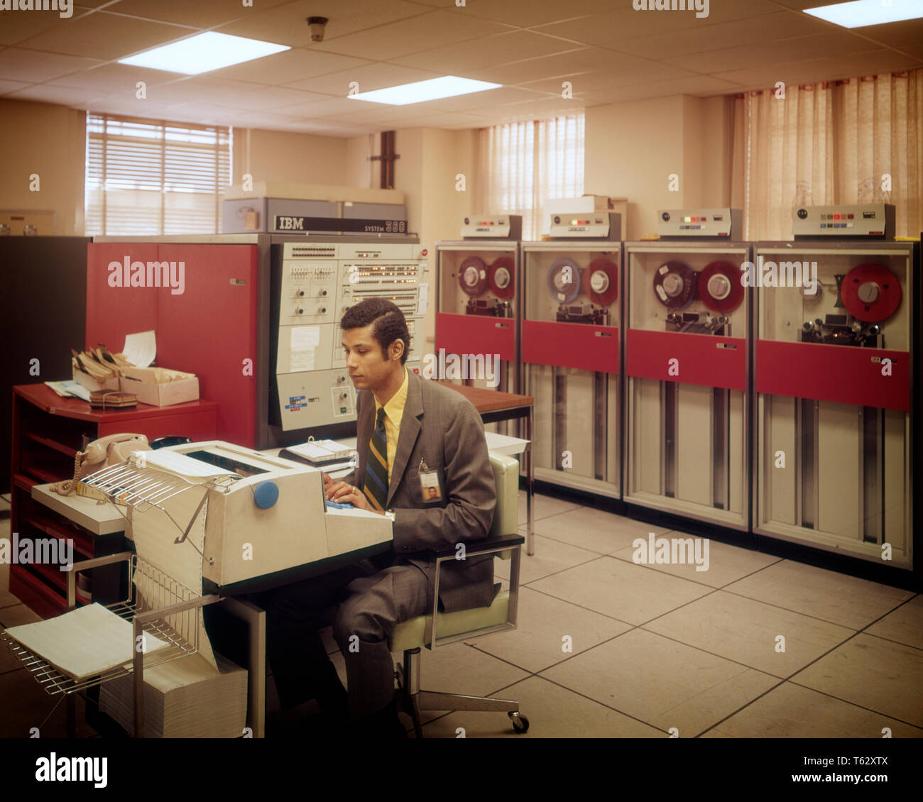 Anni sessanta anni settanta MANGETIC UNITÀ NASTRO TELAIO PRINCIPALE sala computer uomo presso la console IBM i dati del sistema di memorizzazione di informazioni - ko444 legge001 VELOCITÀ HARS STORIA IBM cresciuto responsabile comunicazione spazio copia full-length computer TECNICO DI PERSONE ADULTI MASCHI espressioni principale posto di lavoro dati indossare giacca e cravatta CONSOLE testa e spalle conoscenza potente a opportunità competente occupazioni APPARECCHIO ELETTRICO COINVOLTI CONCETTUALE DEL TELAIO PRINCIPALE elegante unità competenti comunicano la creatività HIGH-TECH INTENSA MID-adulto metà uomo adulto il programmatore di etnia caucasica magnetico di vecchio stile Foto Stock