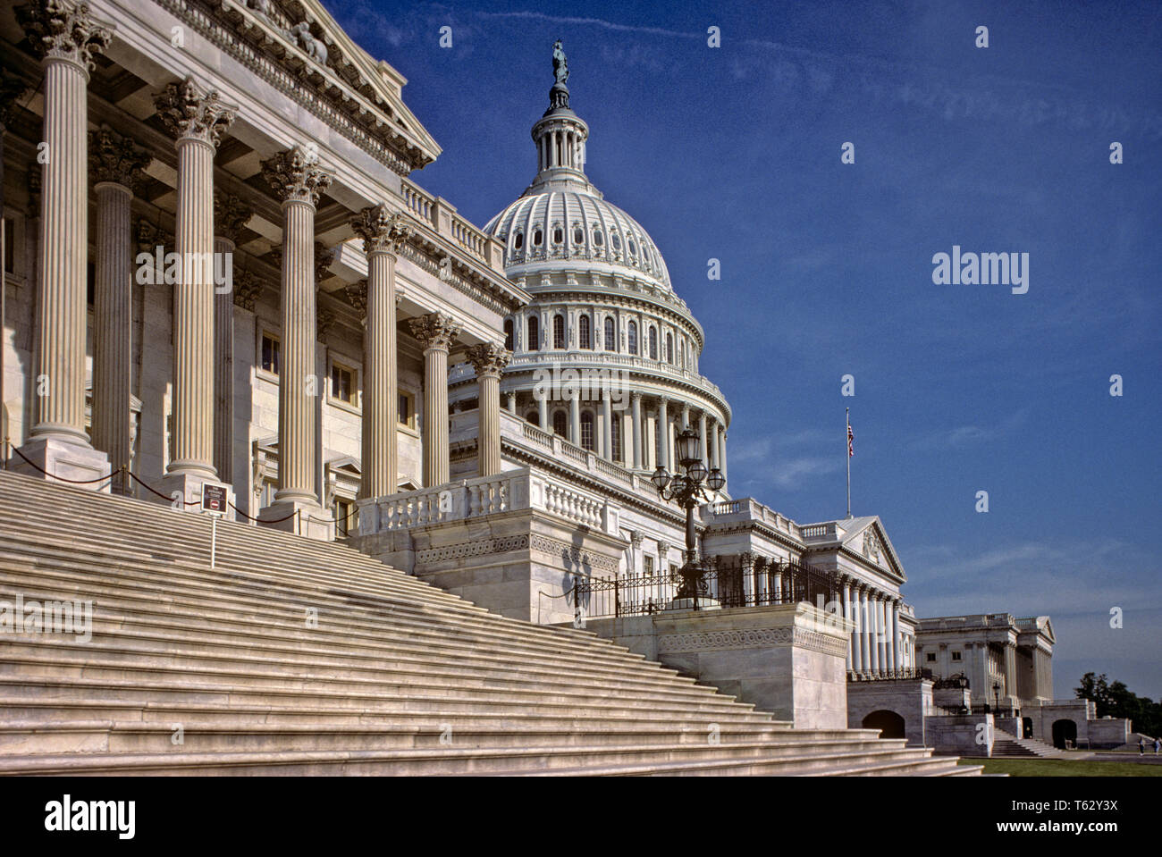 Anni ottanta Capitol Building CON LA CASA DEI RAPPRESENTANTI IN PRIMO PIANO WASHINGTON DC - kr69054 KRU001 LEGISLATIVO HARS WASHINGTON DC capitale centri città distretto federale proprietà in primo piano I RAPPRESENTANTI DEI CENTRI URBANI Foto Stock