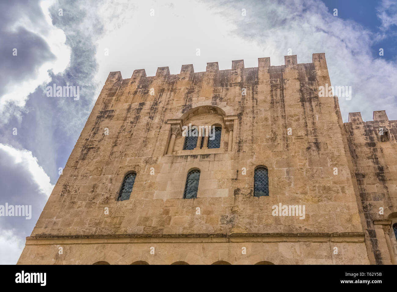 Coimbra / Portogallo - 04 04 2019 : Vista della facciata laterale dell'edificio gotico della cattedrale di Coimbra, città di Coimbra e il cielo come sfondo, Portogallo Foto Stock