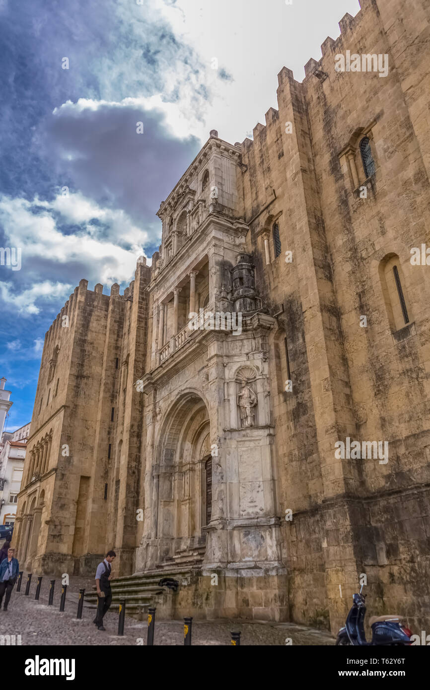 Coimbra / Portogallo - 04 04 2019 : Vista della facciata laterale dell'edificio gotico della cattedrale di Coimbra, città di Coimbra e il cielo come sfondo, Portogallo Foto Stock