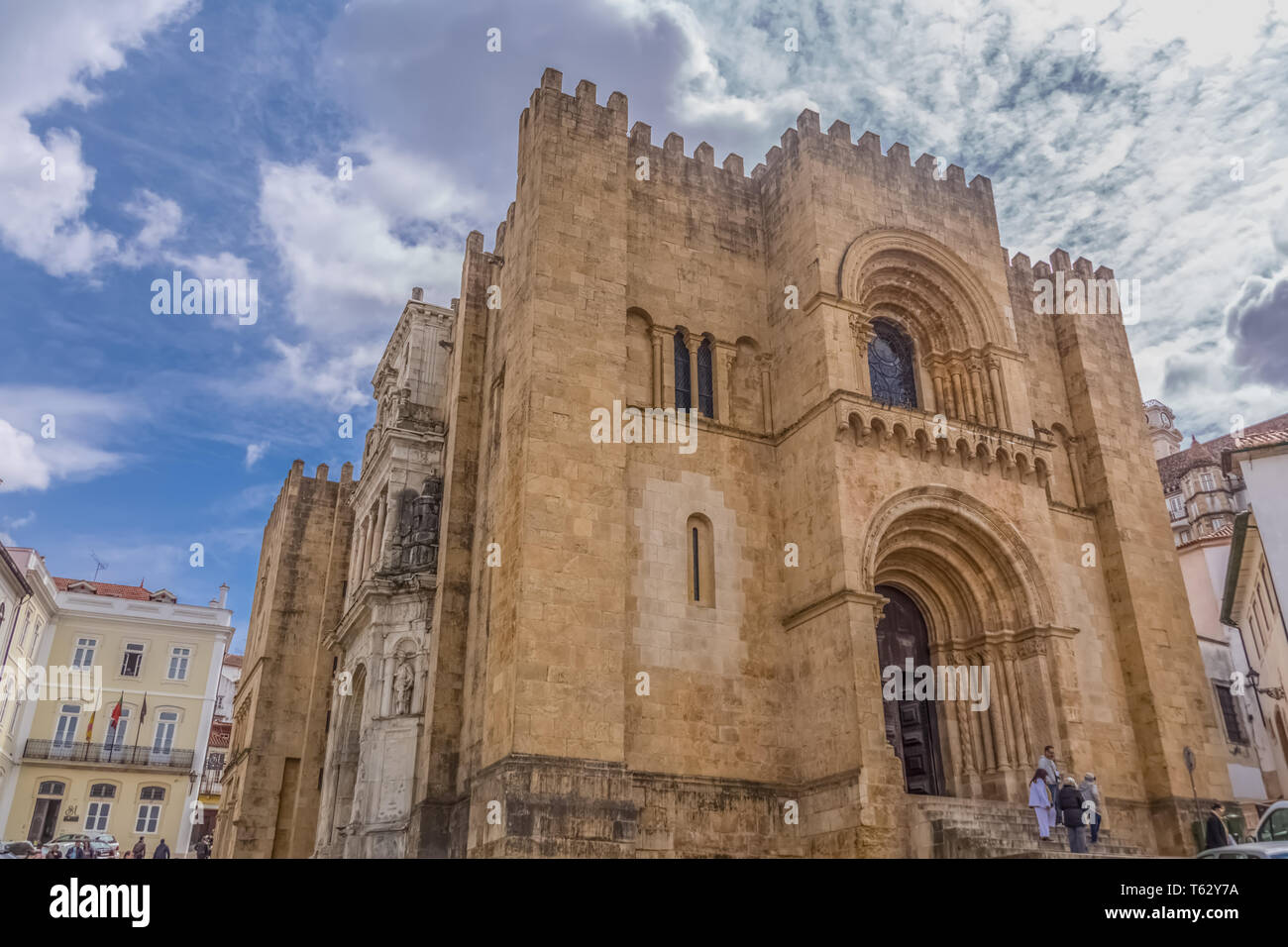 Coimbra / Portogallo - 04 04 2019 : Vista della facciata frontale dell'edificio gotico della cattedrale di Coimbra, città di Coimbra e il cielo come sfondo, Portogallo Foto Stock