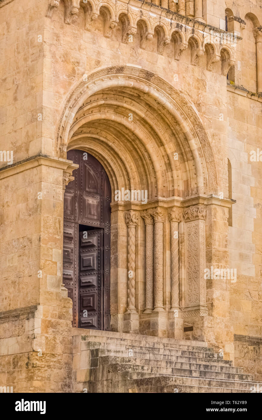 Coimbra / Portogallo - 04 04 2019 : vista dettagliata della porta frontale dell'edificio gotico della cattedrale di Coimbra, , Il Portogallo Foto Stock