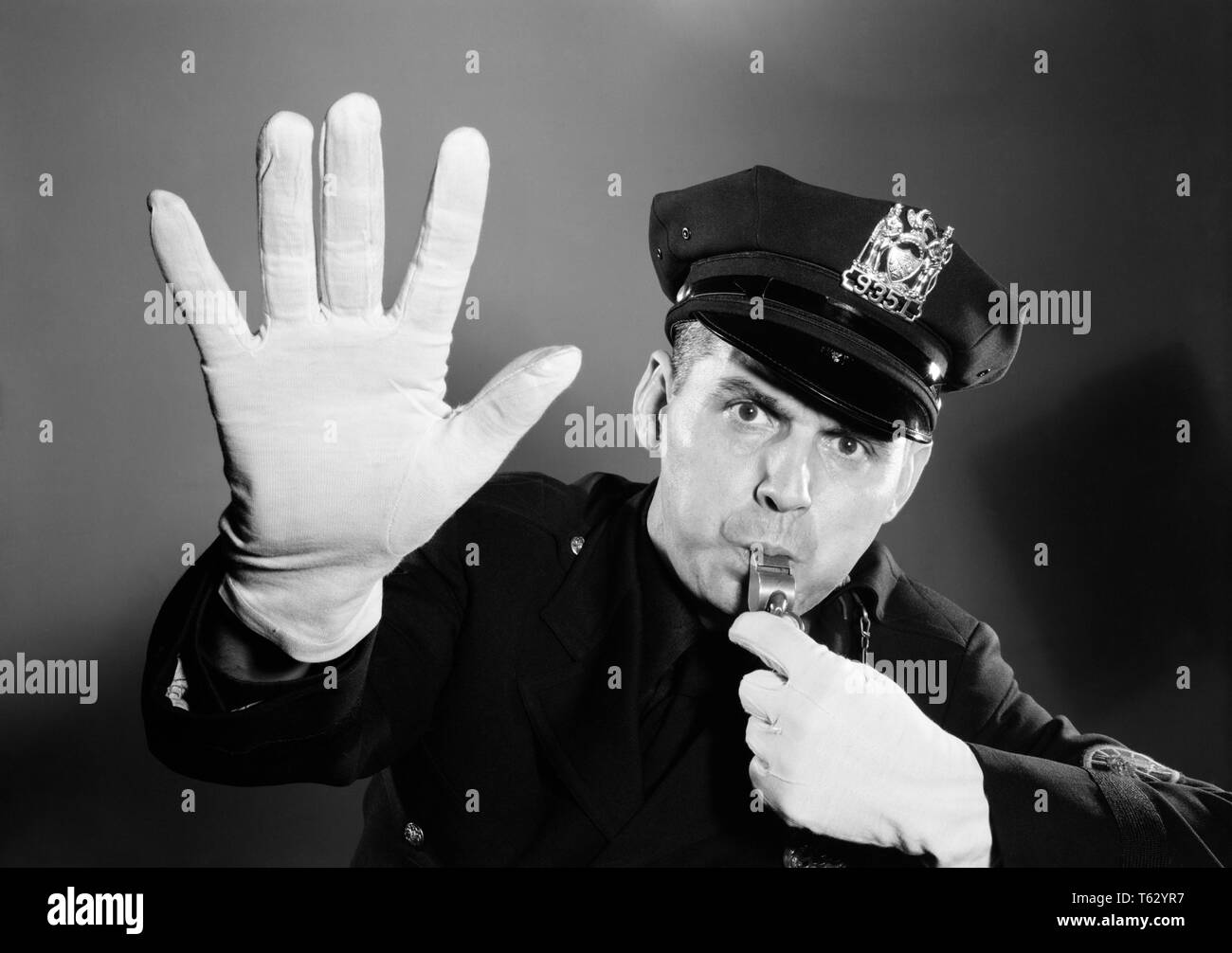 Vigile urbano con fischietto Foto e Immagini Stock in Bianco e Nero - Alamy