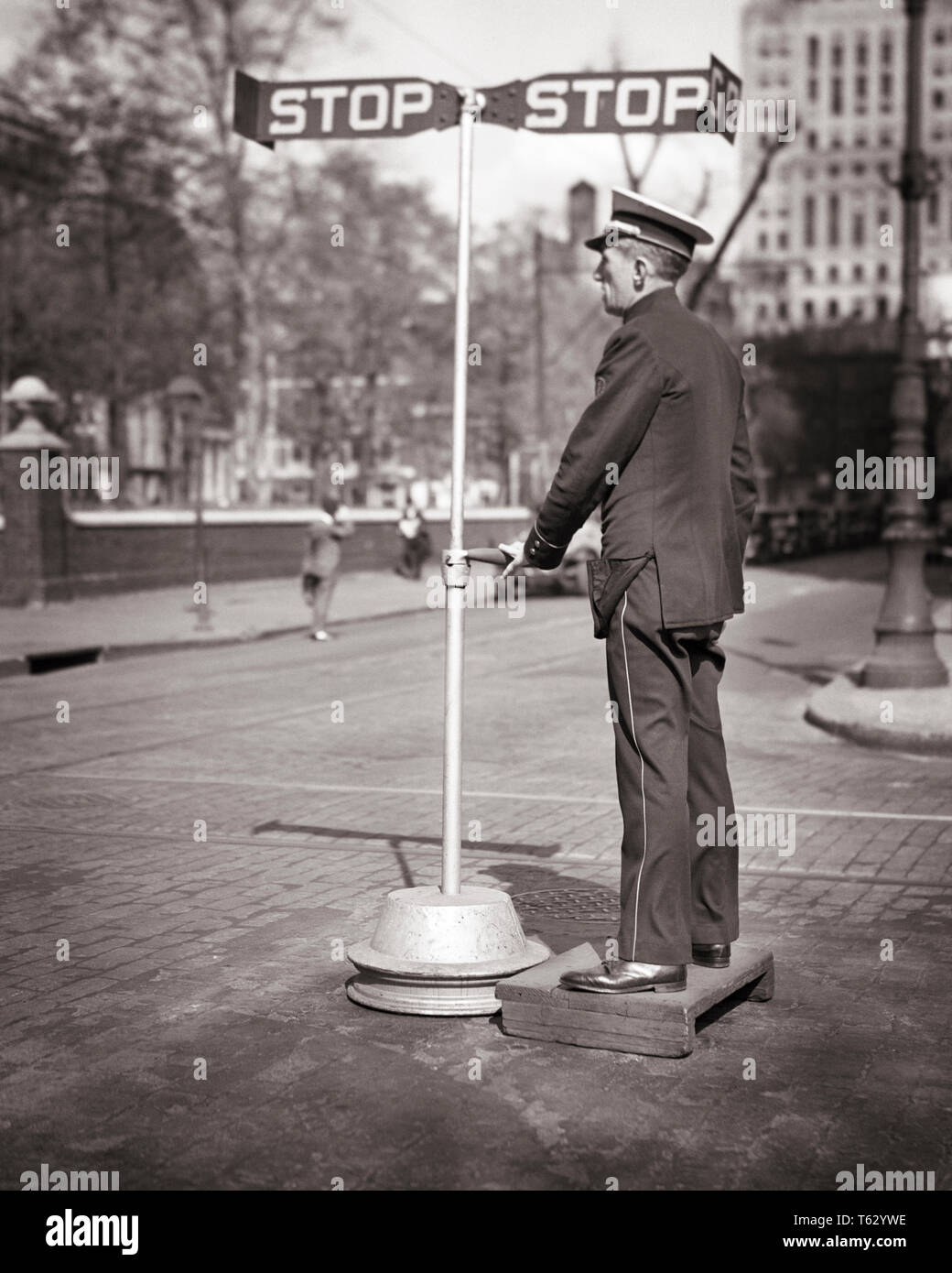 Negli anni quaranta del traffico permanente di poliziotto scatola di legno con a mano semaforo insieme alla fermata in piazza Indipendenza di Philadelphia PA USA - Q41871 CPC001 HARS TRASPORTO B&W COP proteggere e servire PA direzione professioni divise ufficiali poliziotti COOPERAZIONE SEMAPHORE poliziotti a mano a metà adulto metà uomo adulto soluzioni BADGE BADGE IN BIANCO E NERO di etnia caucasica città di amore fraterno in vecchio stile Foto Stock