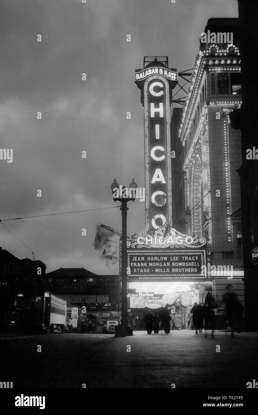 1930s 1933 Scena Notturna DI CHICAGO MOVIE THEATER SU STATE STREET MARQUEE ANNUNCIANDO JEAN HARLOW IN BOMBSHELL CHICAGO ILLINOIS USA - Q41775 CPC001 HARS eccitamento esterno basso angolo ricreazione IN SU CARRELLO IMMOBILIARE FUGA STRUTTURE HARLOW elegante edificio CHE DICHIARA ILLINOIS JEAN JEAN HARLOW notturno di lo stato di rilassamento STREET 1933 annunciando IN BIANCO E NERO IL VECCHIO STILE STREET CAR Foto Stock