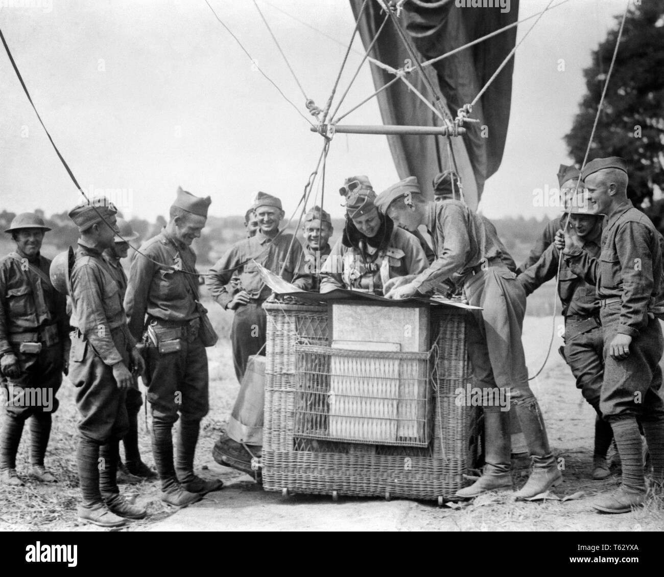 1918 Guerra Mondiale uno americano forze EXPEDITIONARY Army US BALLOONISTS CAQUOT con cesto in vimini palloncino IN BOIS DE BELLEAU FRANCIA - Q42629 CPC001 HARS DI UNIFORMI FORCES DE US Army AEF EXPEDITIONARY BOIS COOPERAZIONE GONDOLA DOUGHBOYS MID-adulto metà uomo adulto OSSERVAZIONE TARGETING DI PRECISIONE STARE INSIEME LA PRIMA GUERRA MONDIALE WW1 giovane adulto uomo 1918 in bianco e nero di etnia caucasica giugno in vecchio stile Foto Stock