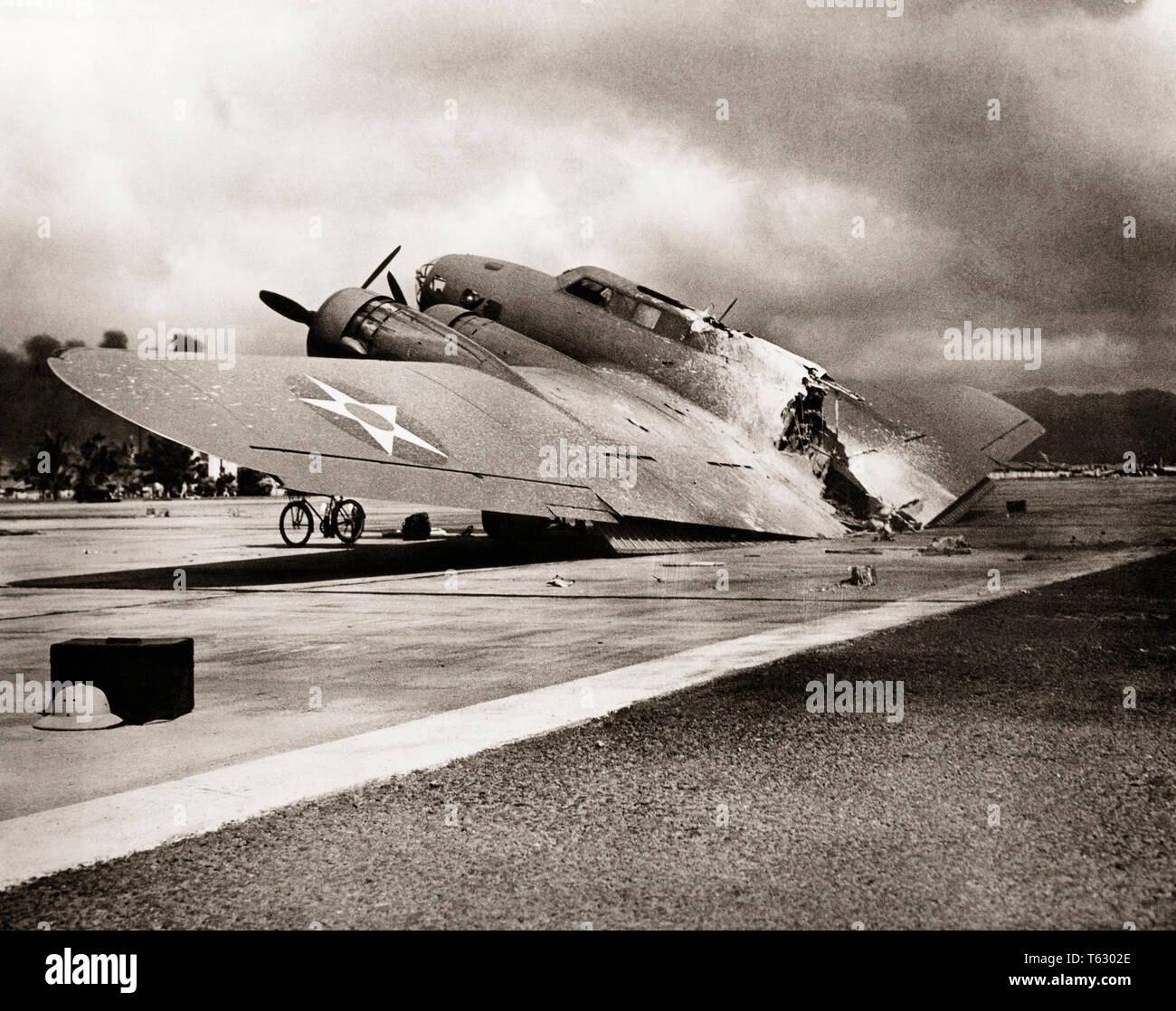 1940s 7 DICEMBRE 1941 SEZIONE ANTERIORE DEL VELIVOLO soffiata oltre al campo HICKAM durante l attacco giapponese a PEARL HARBOR HAWAII USA - Q74704 CPC001 HARS RISCHIO ATTACCO TRASPORTO HAWAIANO B&W TRISTEZZA NORD AMERICA HARBOUR NORTH AMERICAN DISASTER aerei isole potente distruzione guerre mondiali la prima guerra mondiale la seconda guerra mondiale II GUERRA MONDIALE AVIATION DICEMBRE HI 7 concettuale soffiata mobilità ESCAPE GUERRA MONDIALE 2 OLTRE CONFLITTI 7 DICEMBRE 1941 relitto 1941 combattendo in bianco e nero durante la isole hawaiane infamia in vecchio stile isola del Pacifico la sezione Foto Stock