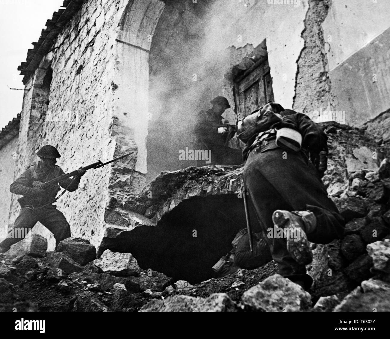 1940 Aprile 1944 Nuova Zelanda della brigata di fanteria cercando nemico cecchini in edifici bombardati, battaglia di Cassino, Italia - Q74710 CPC001 HARS IMMOBILI EUROPA B&W STRATEGIA EUROPEA coraggio basso angolo guerre mondiali nemico ITALIA GUERRA MONDIALE SECONDA GUERRA MONDIALE II GUERRA MONDIALE occupazioni divise ufficiali della guerra mondiale 2 Cecchini di combattimento di fanteria in conflitto Mediterraneo 1944 aprile combattendo in bianco e nero in vecchio stile penisola Foto Stock