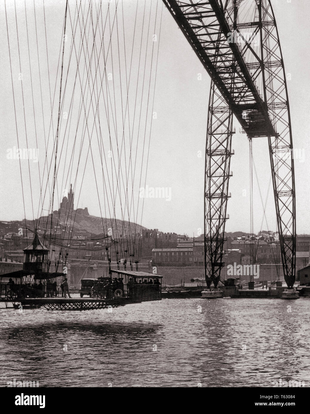 1920s auto Transporter Bridge o ponte del traghetto o dell'antenna ponte di trasferimento progettata dall'ingegnere Ferdinand Arnodin marsiglia francia - r2424 HAR001 HARS in vecchio stile Foto Stock