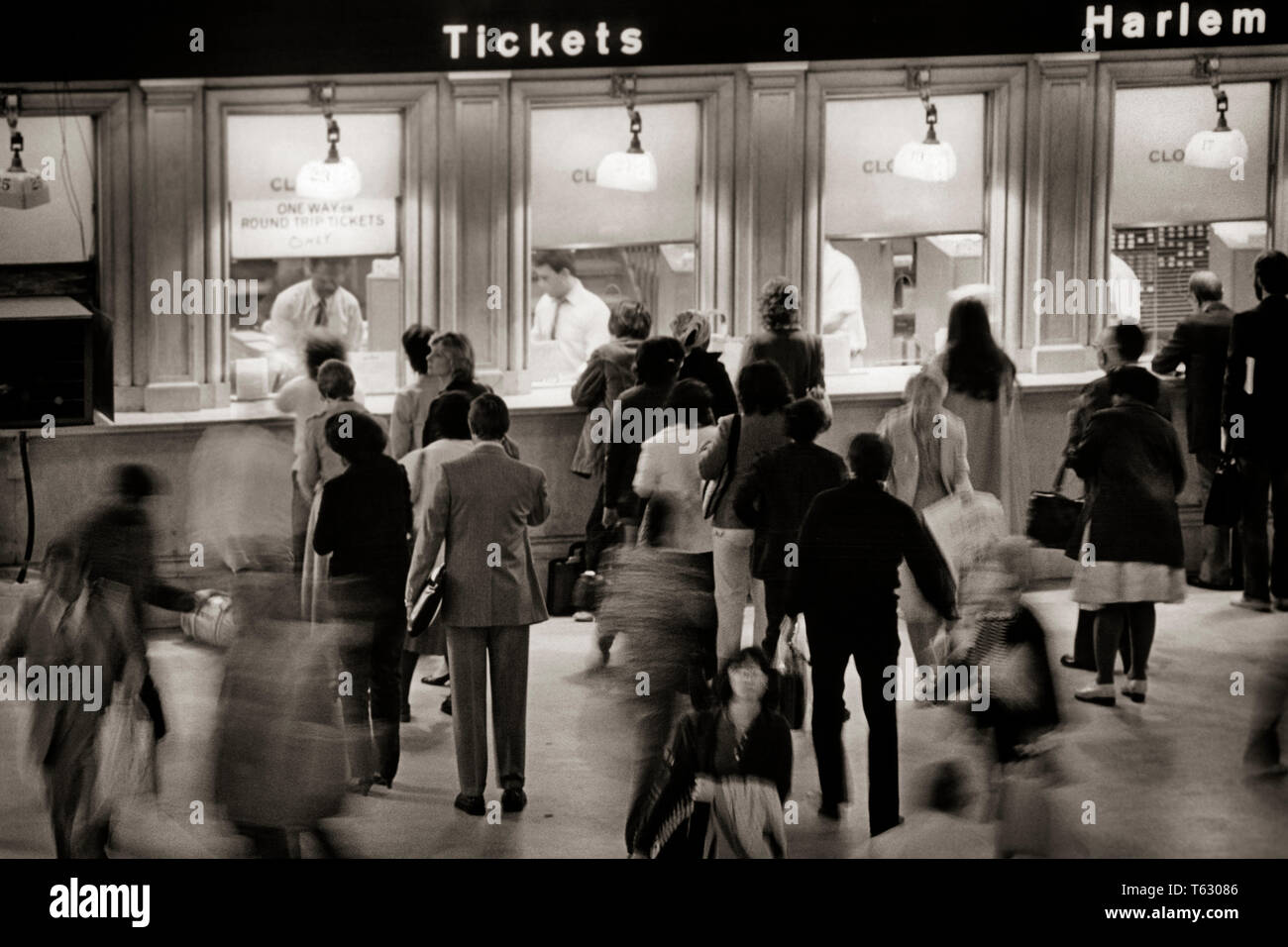 Ottanta persone in attesa in linea del biglietto moto sfocata pendolari GRAND CENTRAL STATION NEW YORK CITY NY USA - r27004 RCH001 HARS PERSONE DEGLI STATI UNITI D'AMERICA MASCHI NY TRASPORTO B&W WINDOWS Rail Pendolari sfocato MIDTOWN elevato angolo i " commuters " SERVIZIO CLIENTI EMOZIONI GOTHAM NYC COLLEGAMENTO motion blur NEW YORK CITTÀ NEW YORK CITY FERROVIE ACQUISTO DI COOPERAZIONE IN BIANCO E NERO in vecchio stile Foto Stock