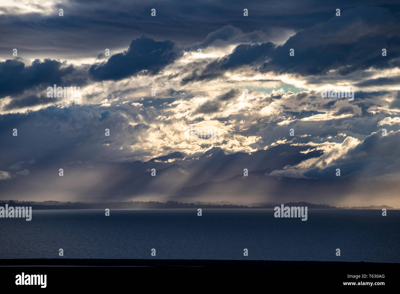 Spettacolari formazioni di nubi sulla Tasman Bay, Nuova Zelanda Foto Stock