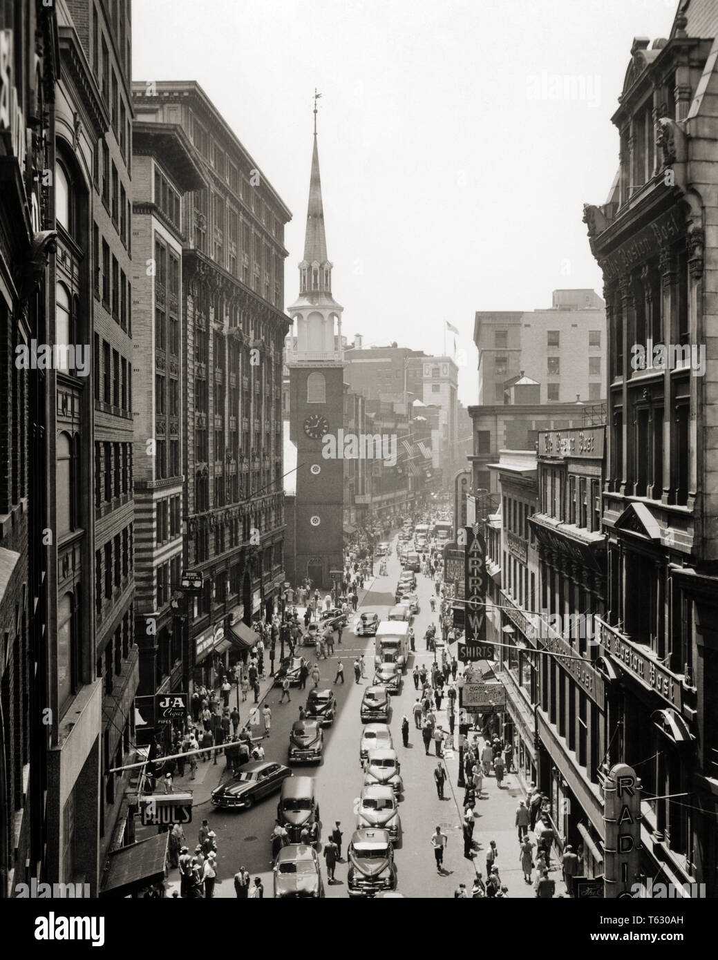 Anni Cinquanta WASHINGTON STREET OLD SOUTH MEETING HOUSE Boston Massachusetts, STATI UNITI D'AMERICA - R785 HAR001 HARS IMMOBILIARE DI STRUTTURE città Automobili Veicoli edificio STORE fronti dettagli architettonici NEW ENGLAND STREET SCENE IN BIANCO E NERO la città capitale CITYSCAPE HAR001 VECCHIA guglia Foto Stock