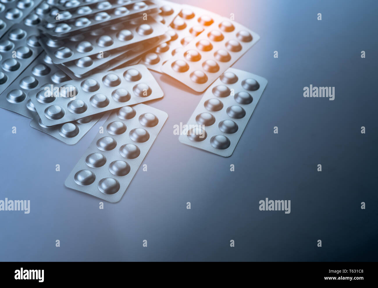 Pila di compresse pillola in confezione blister per proteggere il farmaco dalla luce. Foglio di alluminio argentato confezione blister. Industria farmaceutica. Farmacia Foto Stock