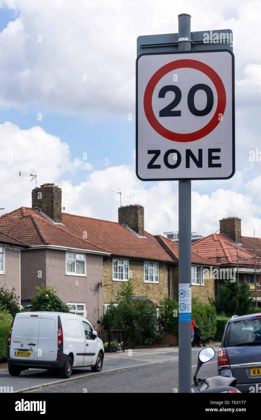 Segno di una 20 mph zona di velocità sul Downham Estate a Lewisham, a sud di Londra. Foto Stock