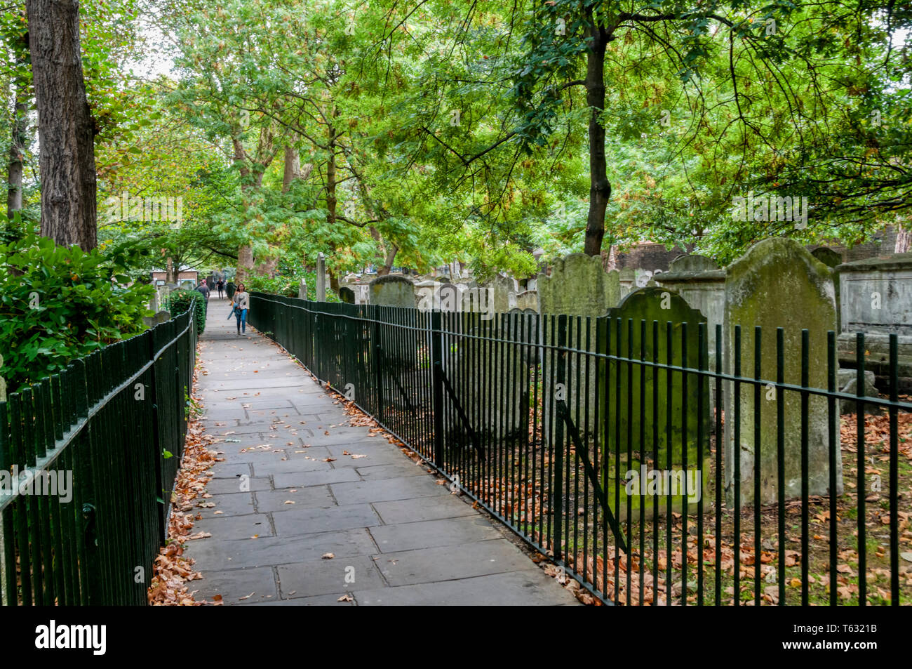 L'ex sepolcreto di Bunhill Fields a Islington, Londra del nord è elencato di grado I sul registro di parchi e giardini storici. Foto Stock