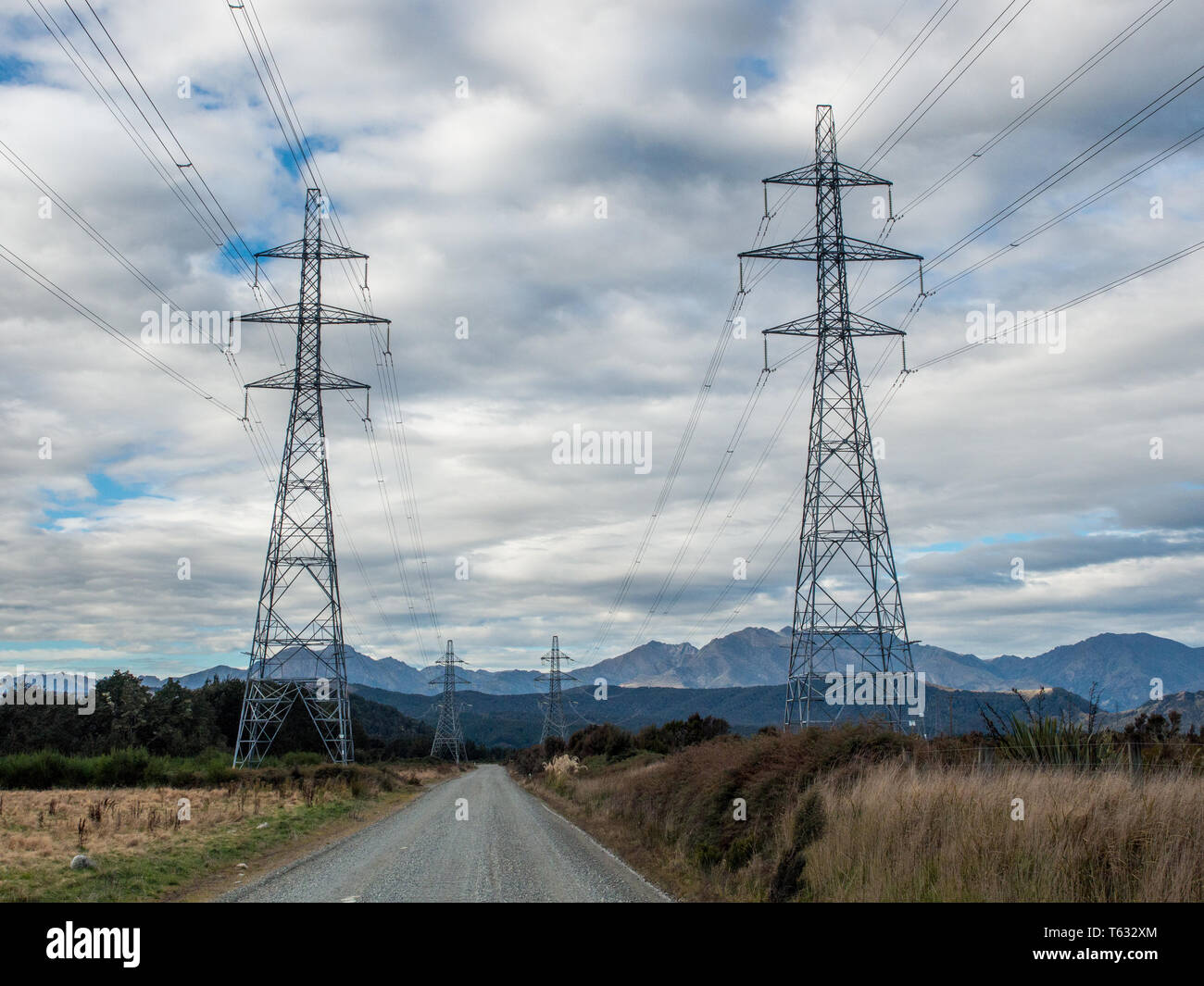 La trasmissione di energia elettrica tralicci dal Lago Manapouri energia idroelettrica scheme, Borland Road, Parco Nazionale di Fiordland, Southland, Nuova Zelanda Foto Stock