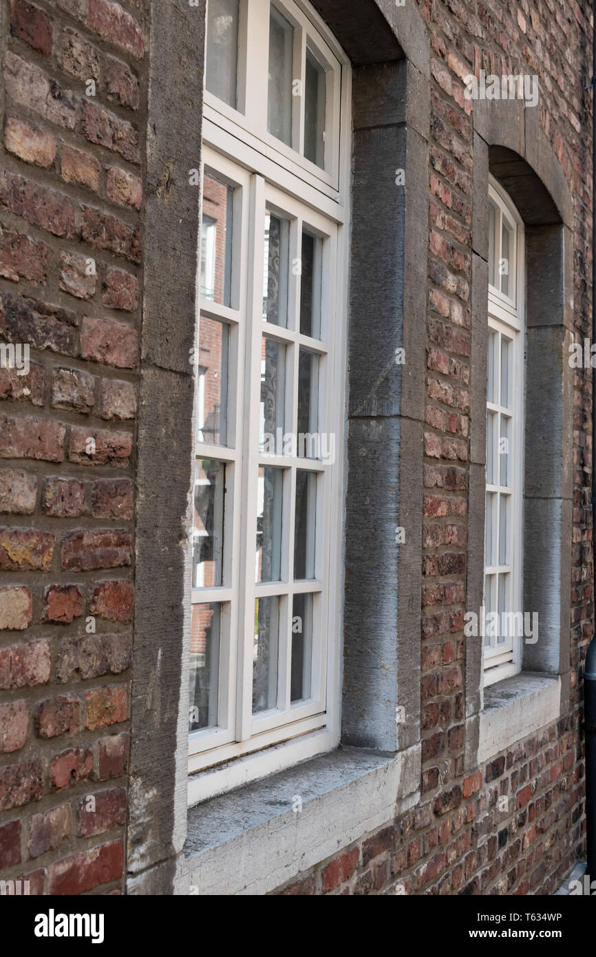 Antico tedesco tipo di edificio e windows. La riflessione di vetro. Foto Stock