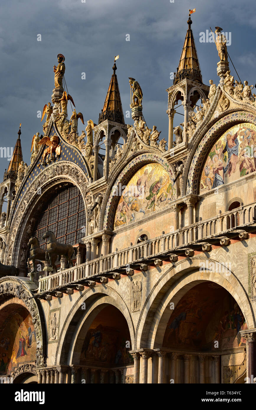 Le statue di San Marco e Angeli adornano la Basilica di San Marco, una chiesa cattedrale del romano Arcidiocesi cattolica di Venezia, Veneto, Italia, Europa. Foto Stock