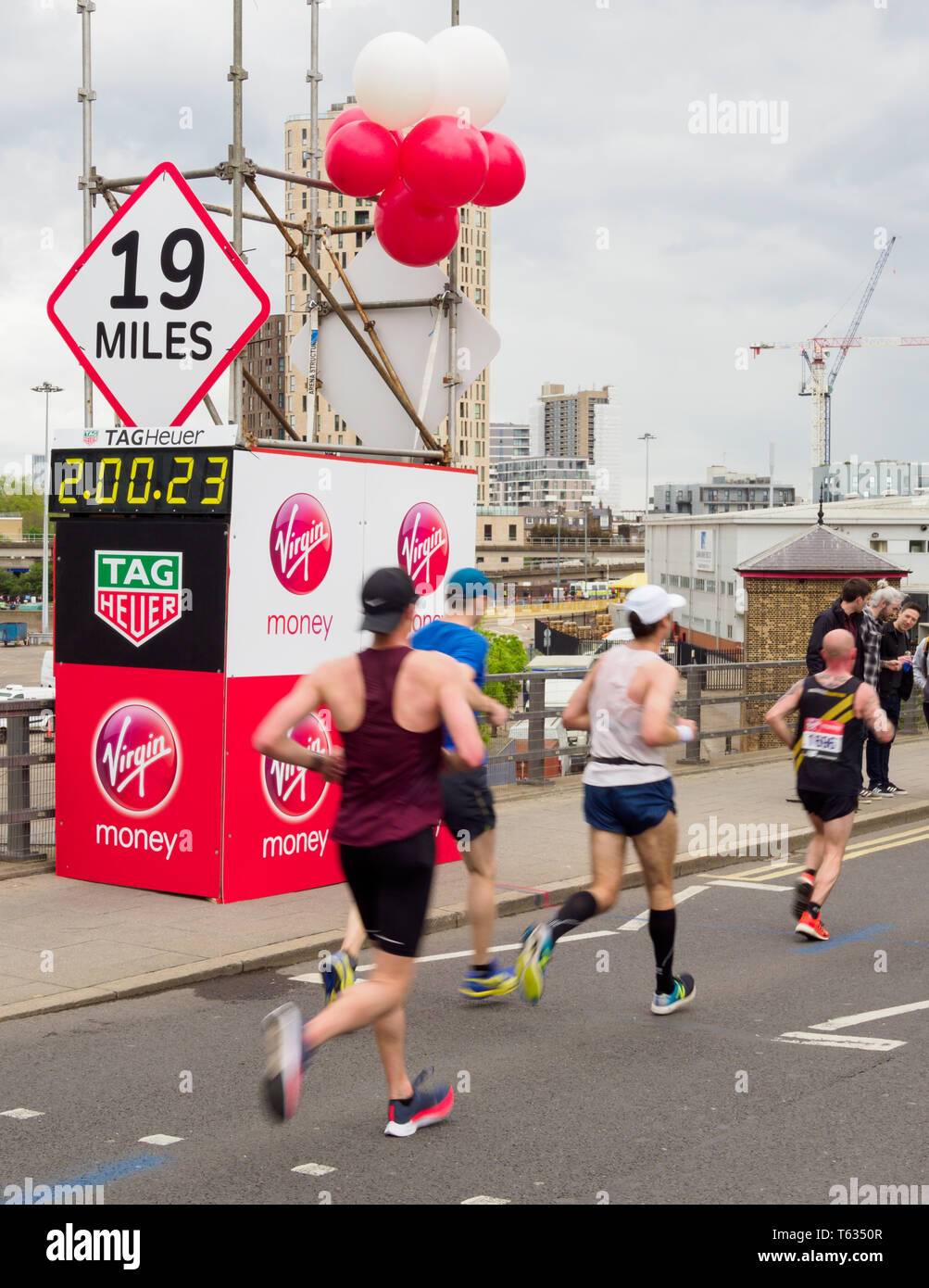 Il 28 aprile 2019. Maratona di Londra 2019 al 19 mile mark Isle of Dogs. 2 ore in gara Foto Stock