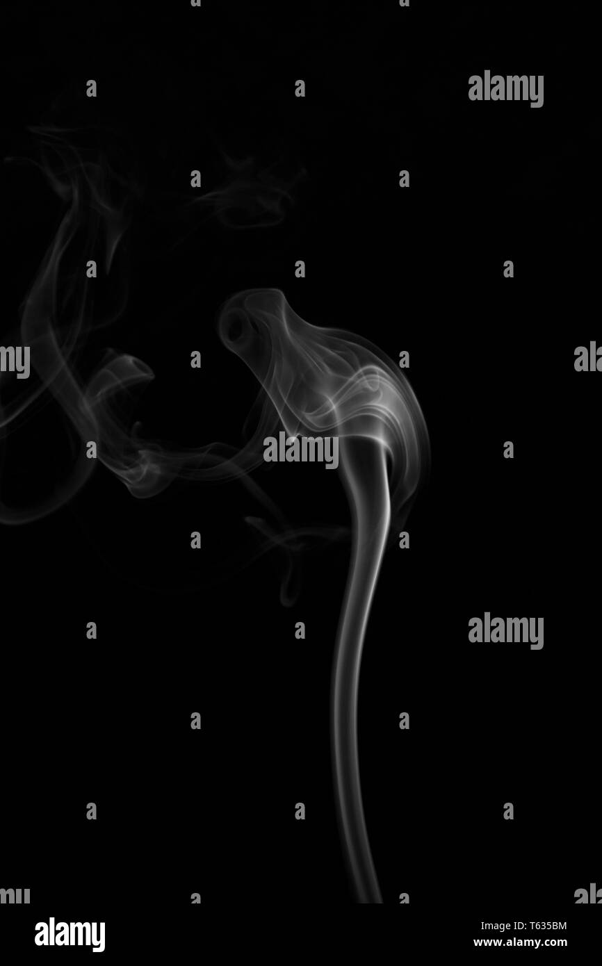 Emissione di fumo bianco su sfondo nero Foto Stock