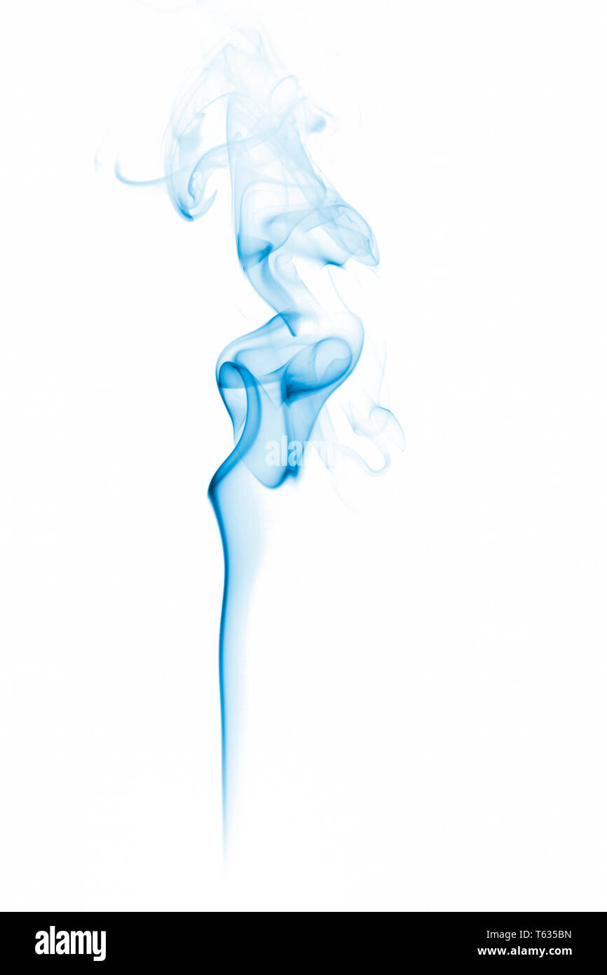 Fumo blu su sfondo wWhite Foto Stock