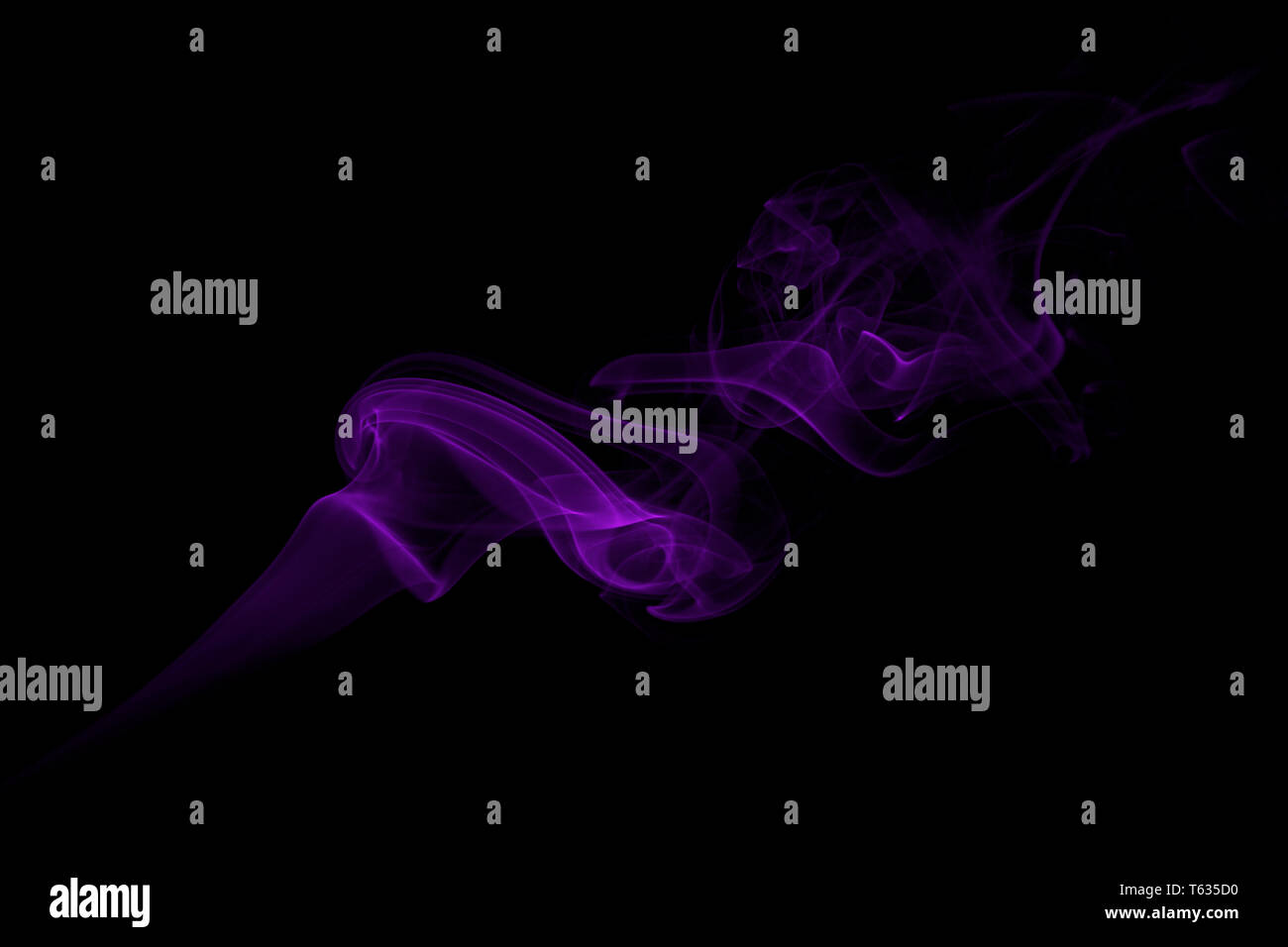 Fumo viola su sfondo nero Foto Stock