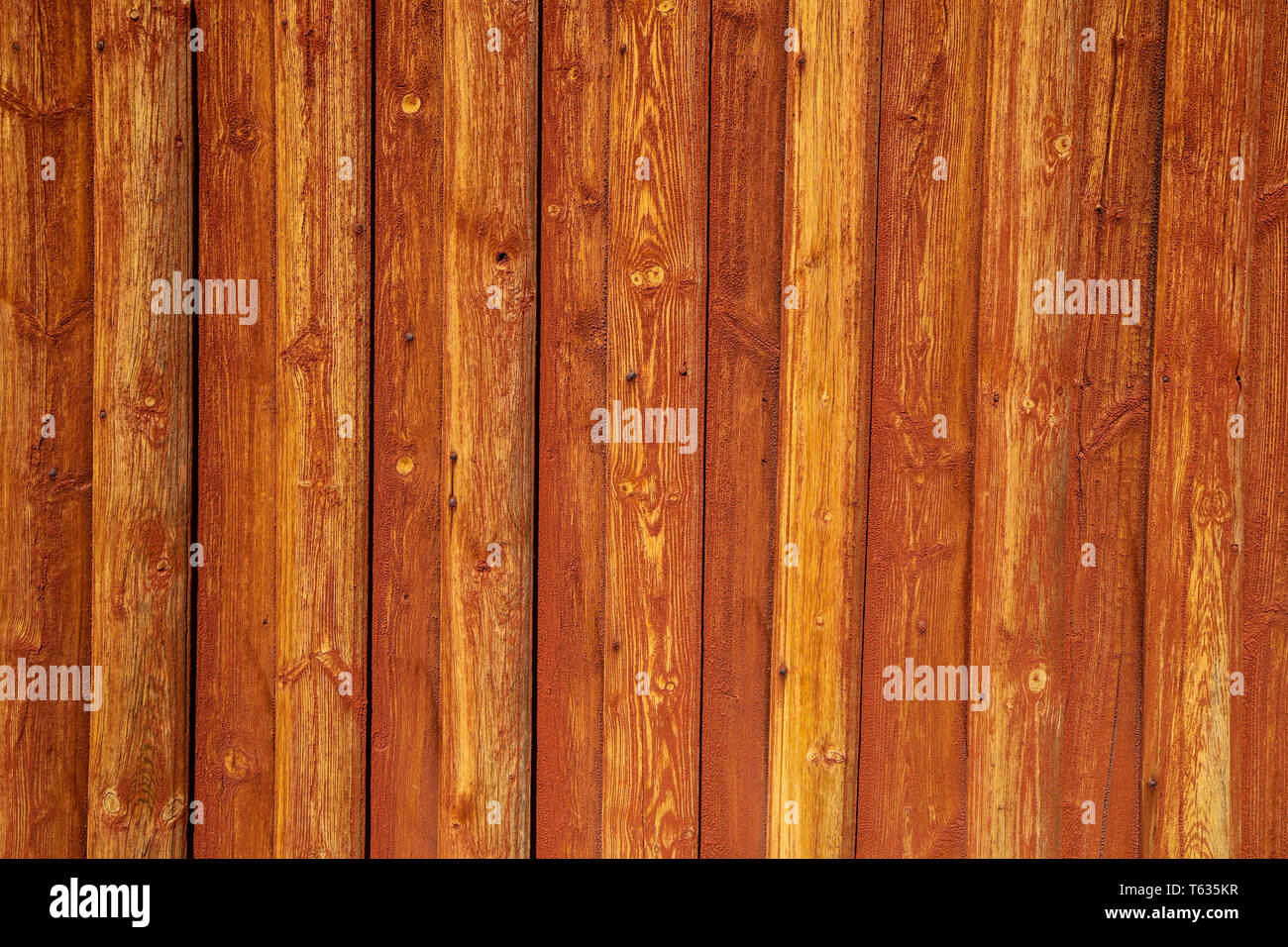 Tradizionale casa di legno in scandinavia con il suo colore rosso tavoloni Foto Stock